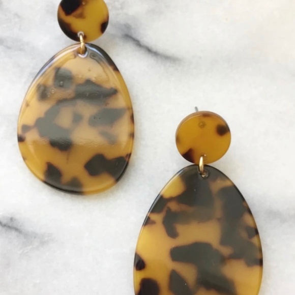 Tortoiseshell Acrylic Yaron Earring - Picture 3 of 3